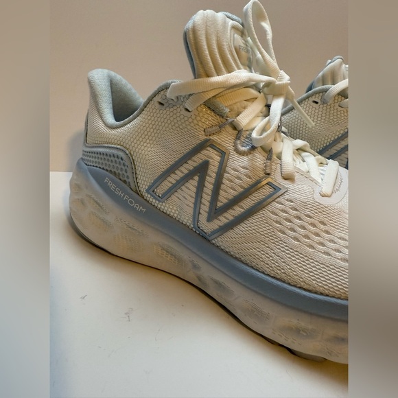 New Balance Women's Fresh Foam More V3 Running Shoes, Size 8.5 - Picture 2 of 8